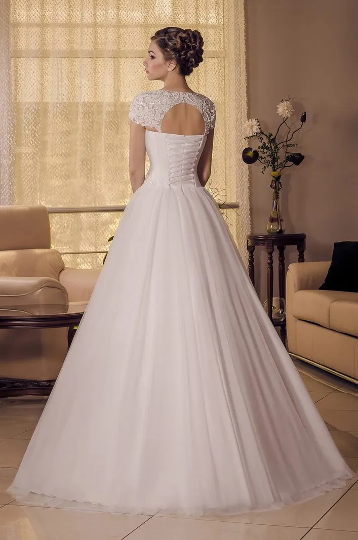 ---Custom made online wedding dress made in Italy princess style, made of satin and tulle with sweetheart neckline and draped bu
