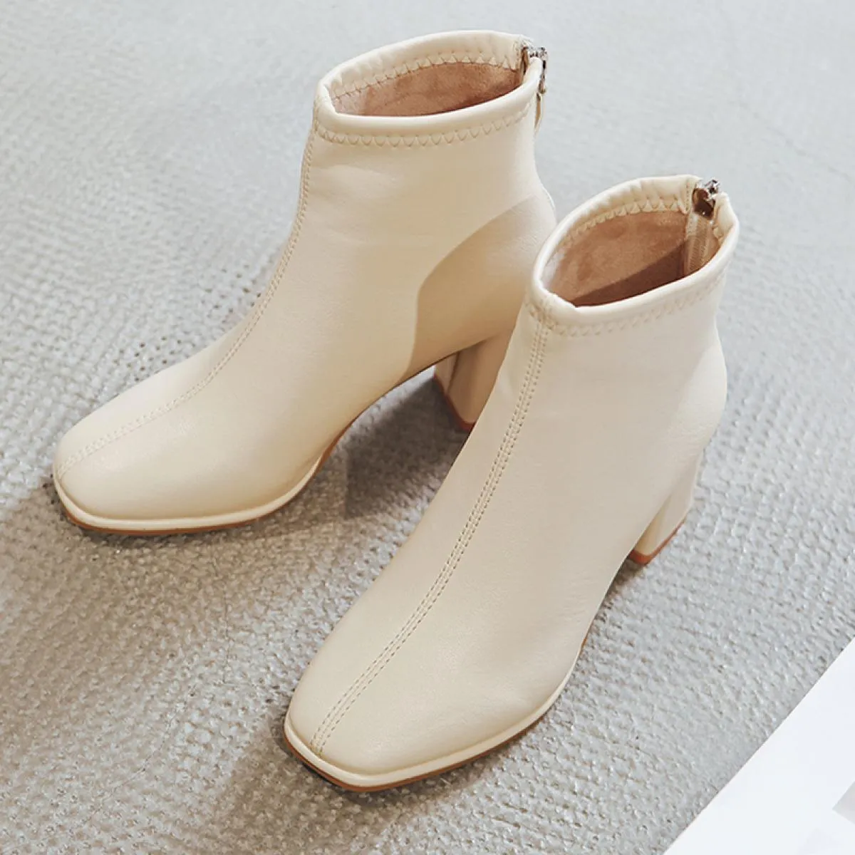 2023 Inverno Donna Caviglia Tacchi medi Scarpe Chunky Casual Stivali da moto Nuova tendenza Décolleté Goth Punta quadrata Donna