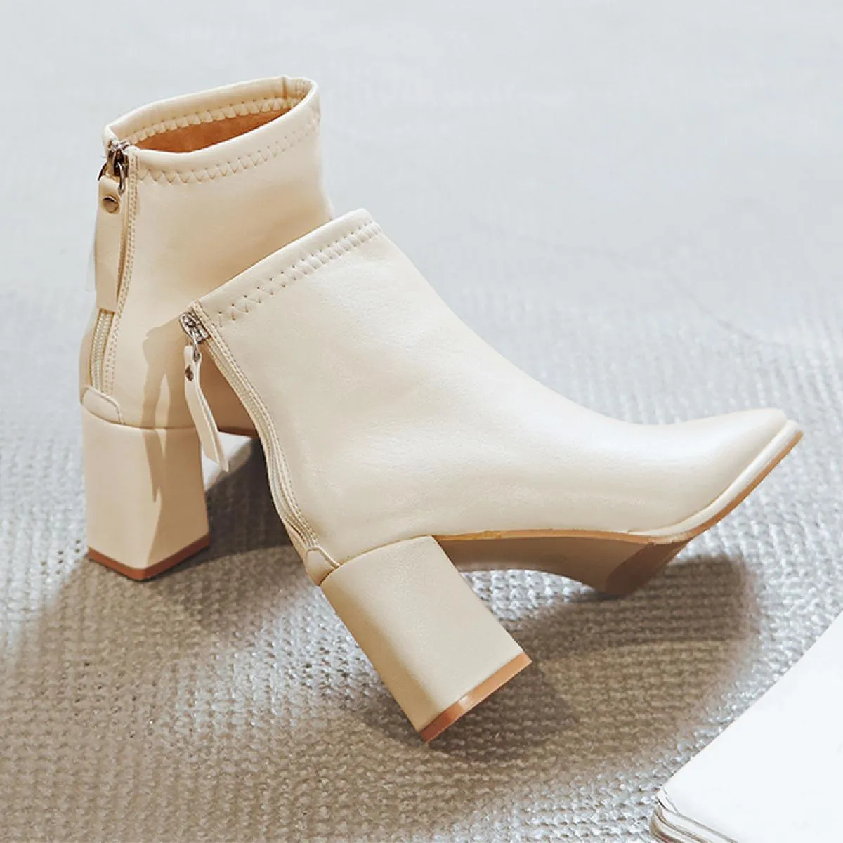 2023 Inverno Donna Caviglia Tacchi medi Scarpe Chunky Casual Stivali da moto Nuova tendenza Décolleté Goth Punta quadrata Donna