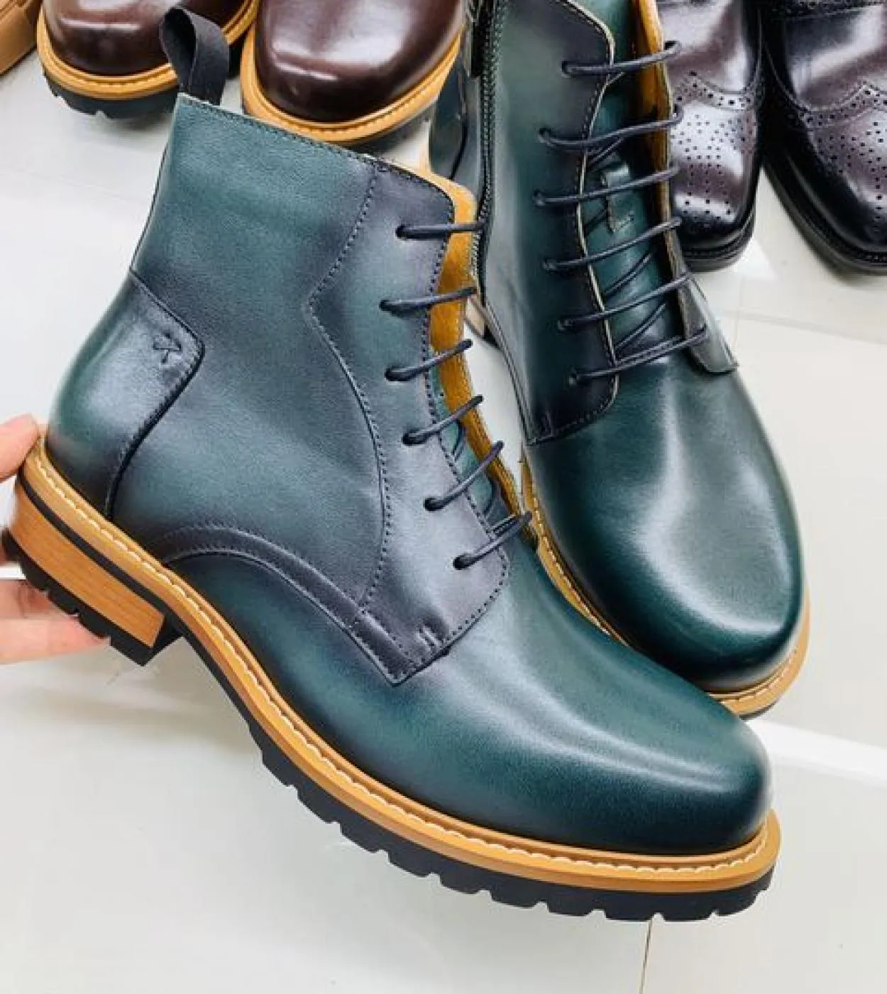 2023 Stivali da uomo di marca Inverno Scarpe calde invernali in vera pelle con pelliccia Stile retrò Stringate alla caviglia fat