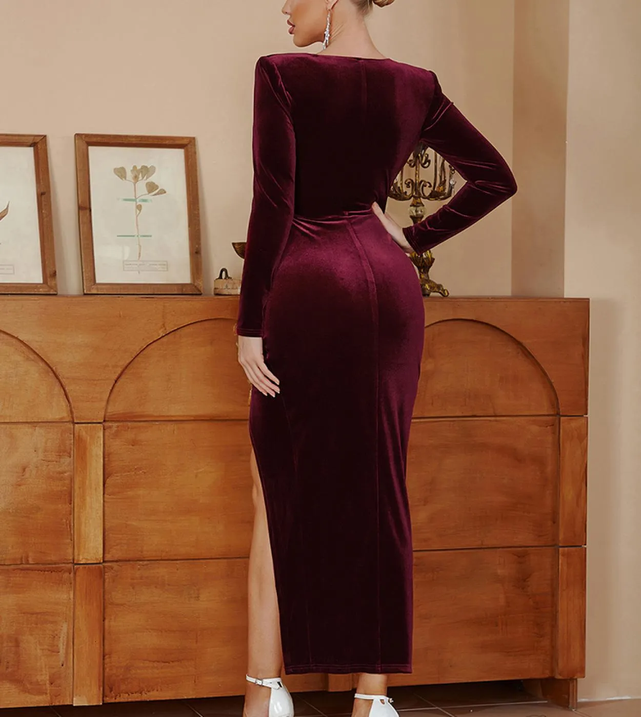 Abito lungo con pieghe in velluto a maniche lunghe con scollo diagonale Elegante abito aderente con spacco sottile con bottoni r