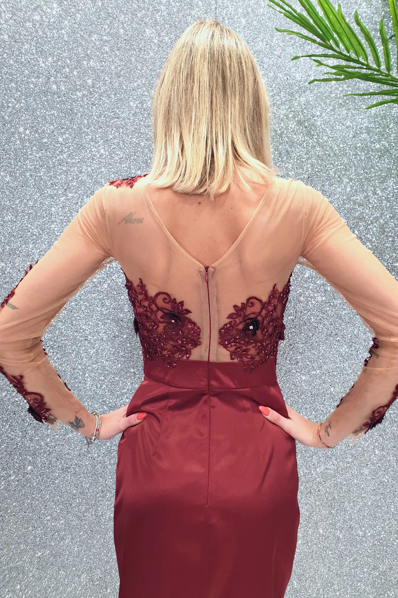 Abito tre quarti bordeaux Axa con corpetto in tulle nude e ricami floreali e gonna in taffetà