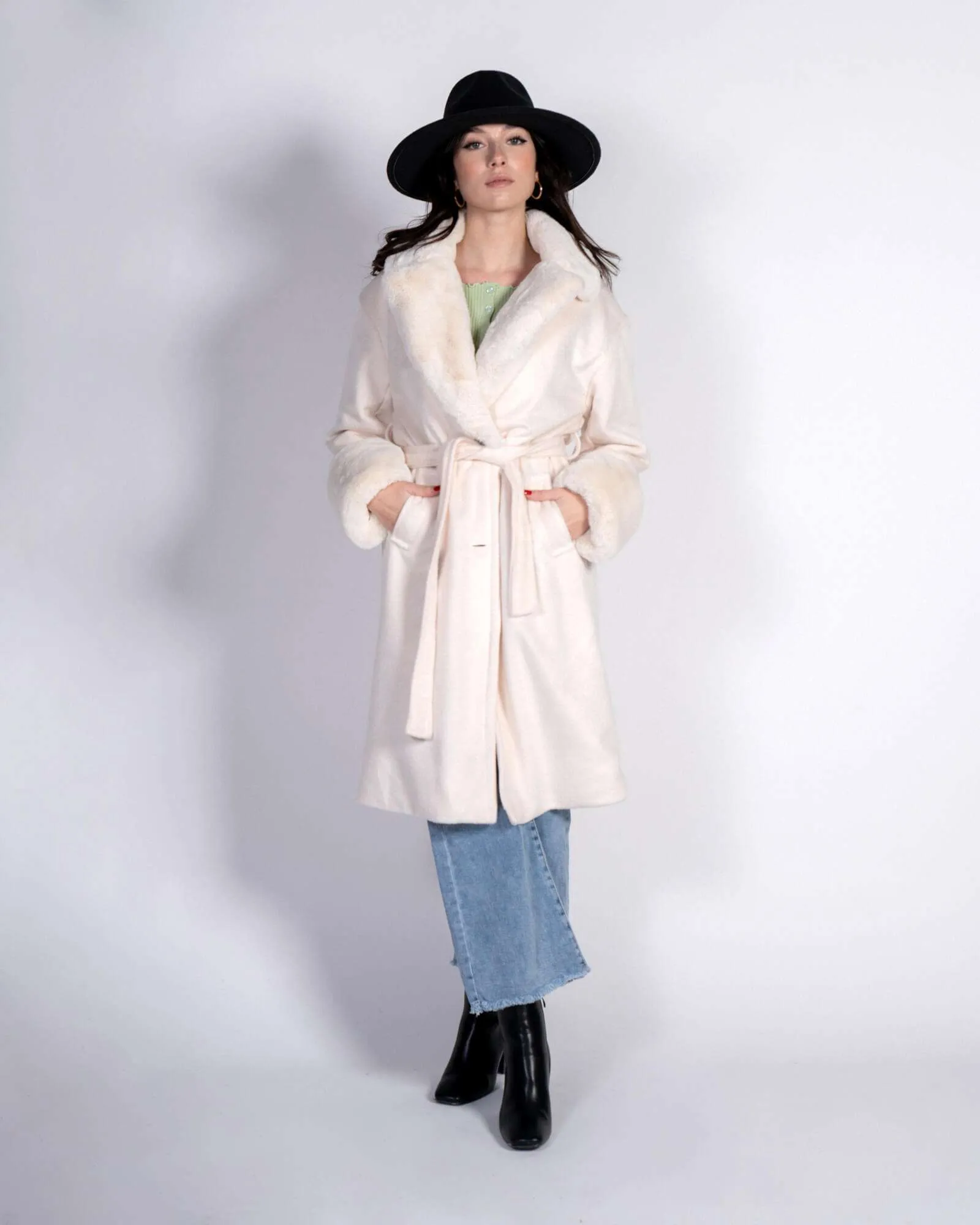 Cappotto lungo con collo pelliccia e polsi - bianco