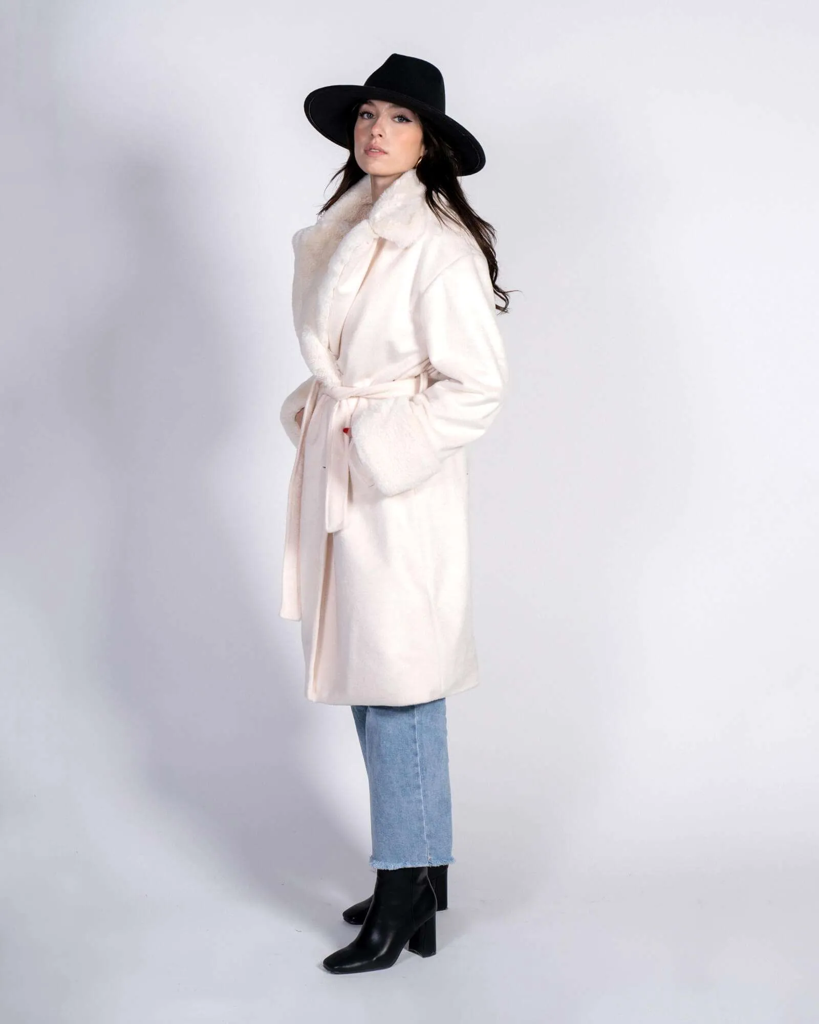 Cappotto lungo con collo pelliccia e polsi - bianco
