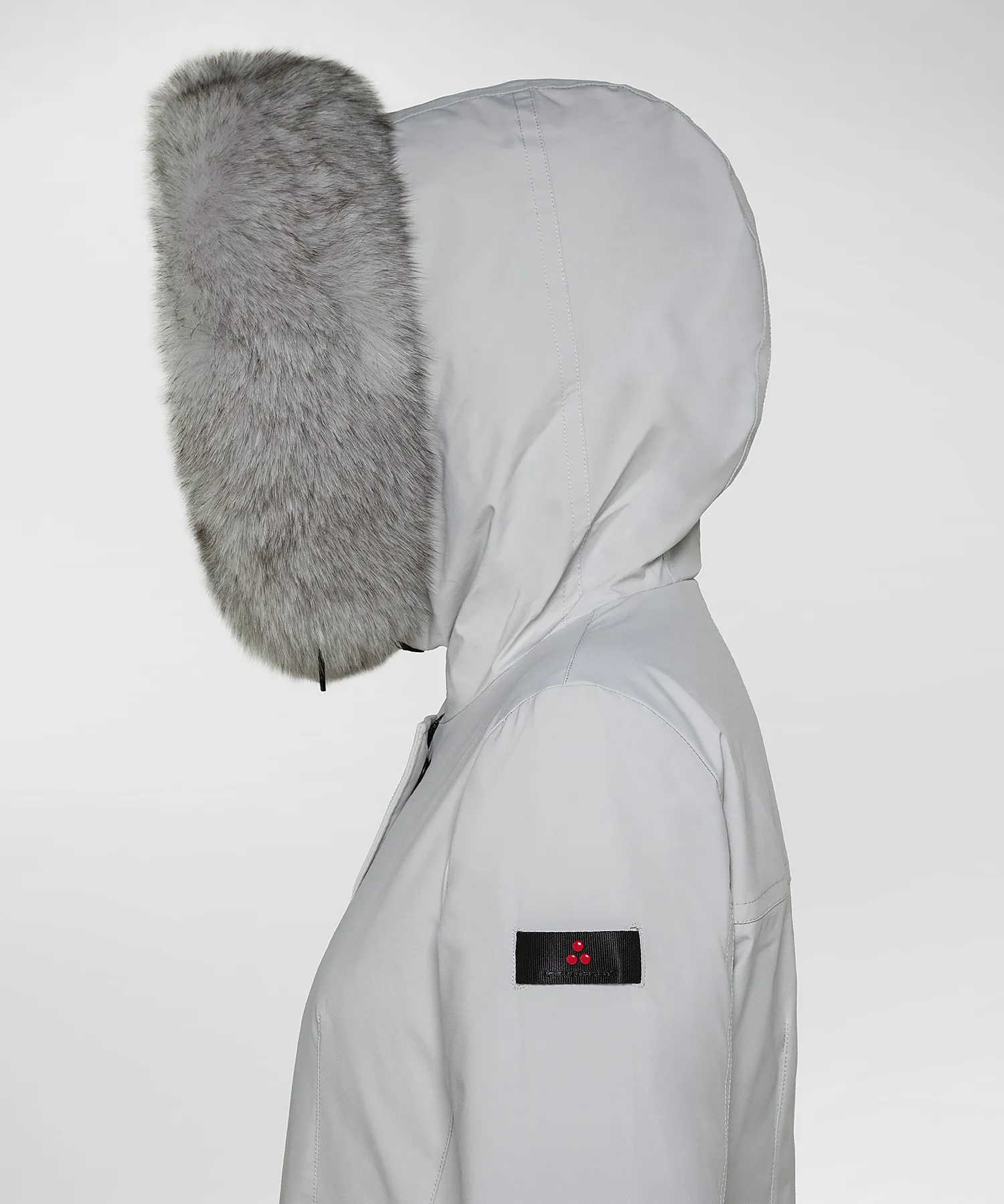 Giacca slim con pelliccia in tono colore