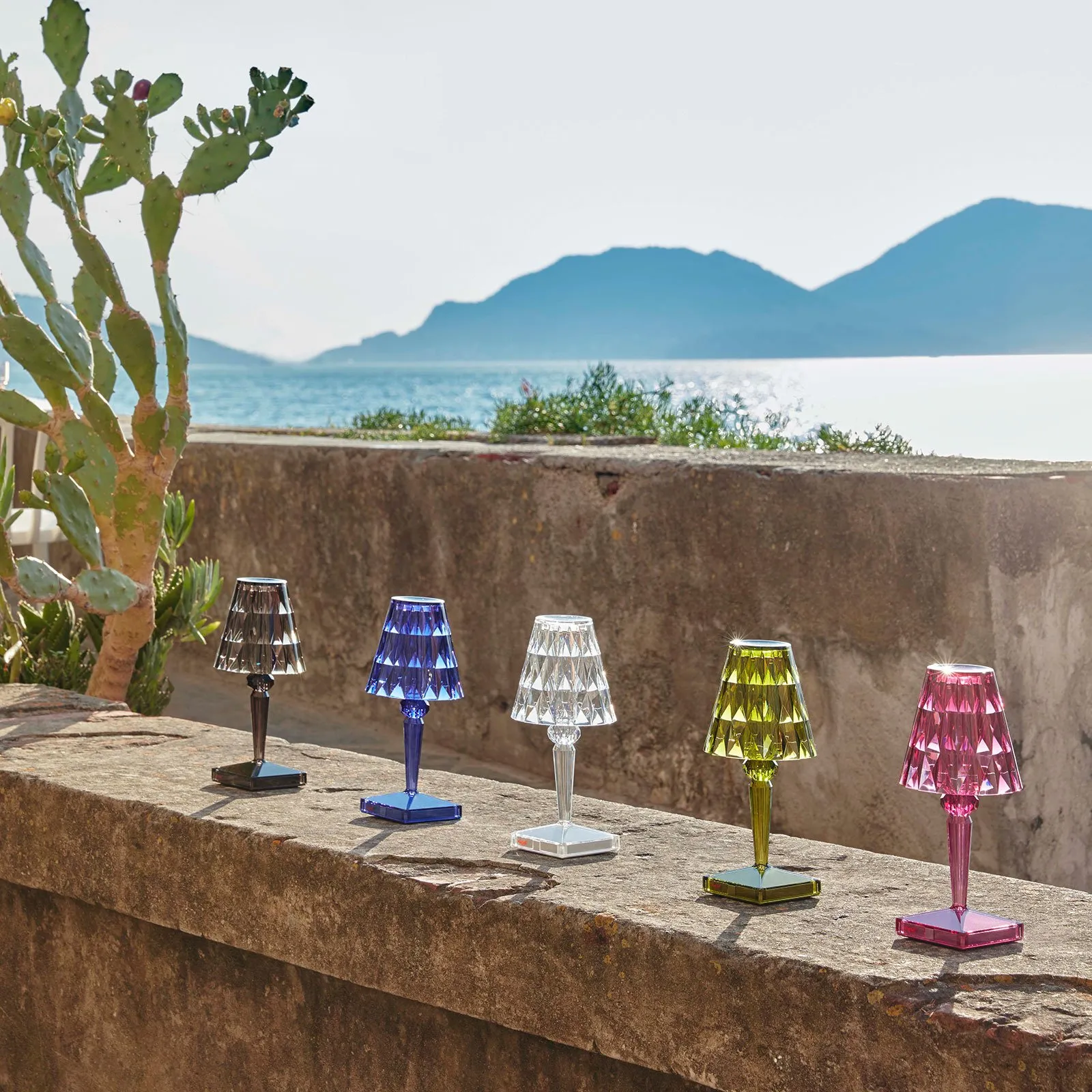 Kartell Lampada LED da tavolo a batteria Battery, 26 cm, trasparente, IP54