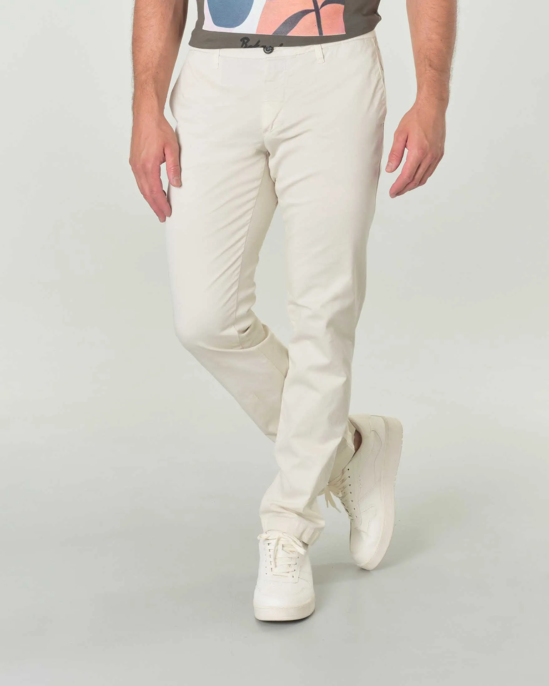 Pantaloni chino slim color ecrù in gabardina di cotone stretch