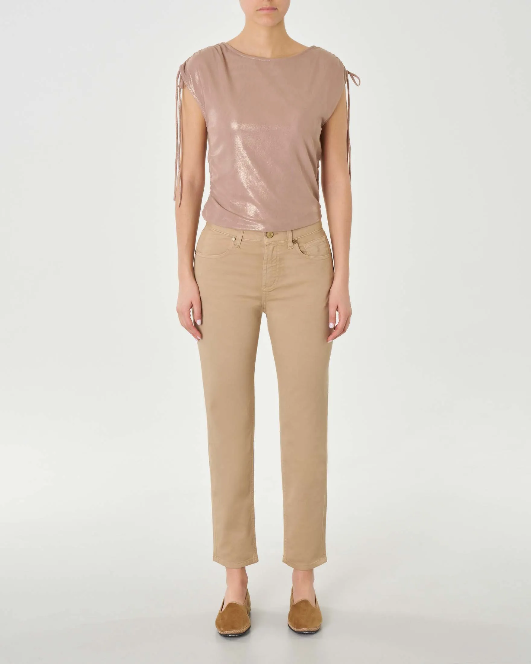 Pantaloni slim fit color noce in gabardina leggera di cotone stretch