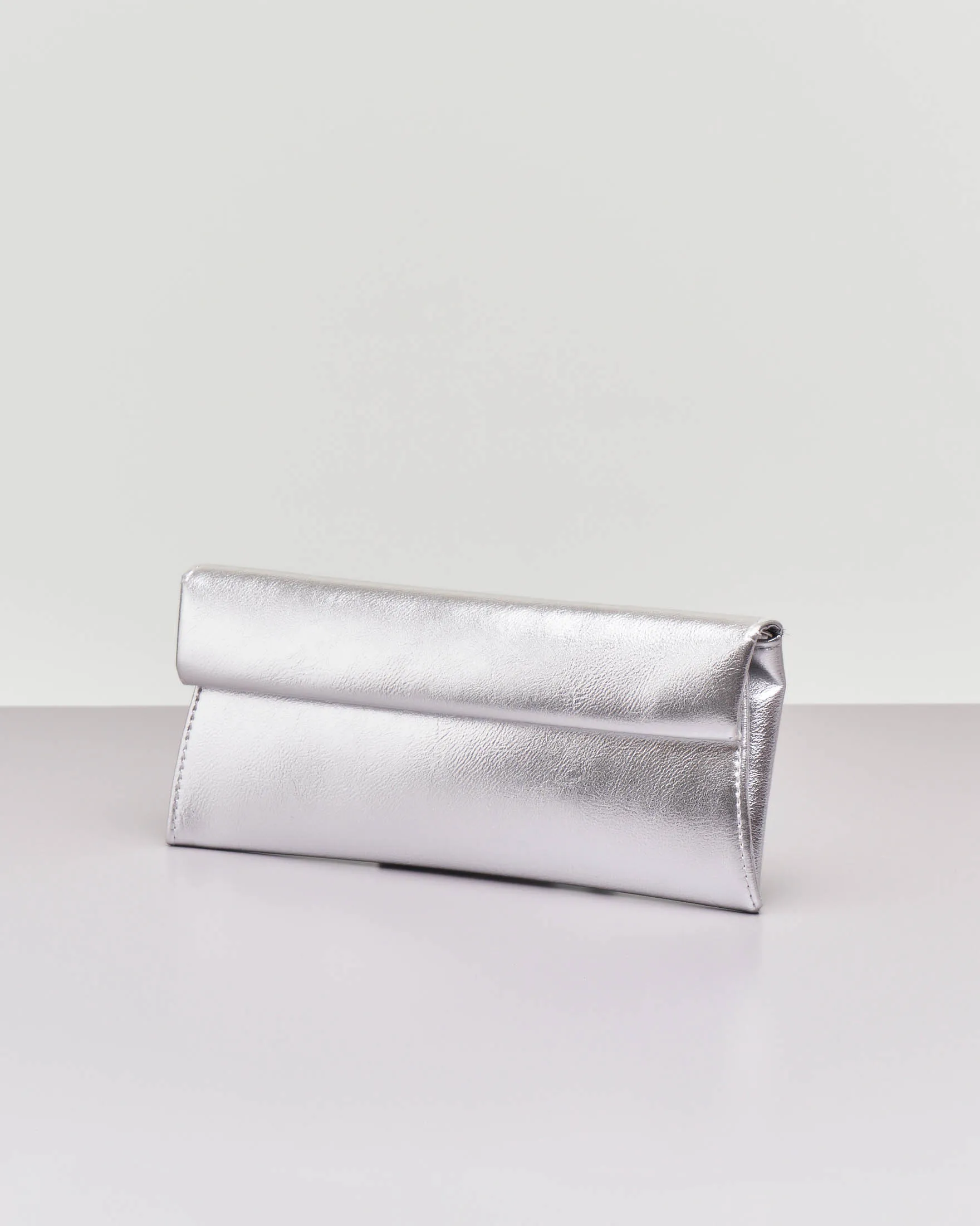 Pochette argento a busta in ecopelle effetto laminato