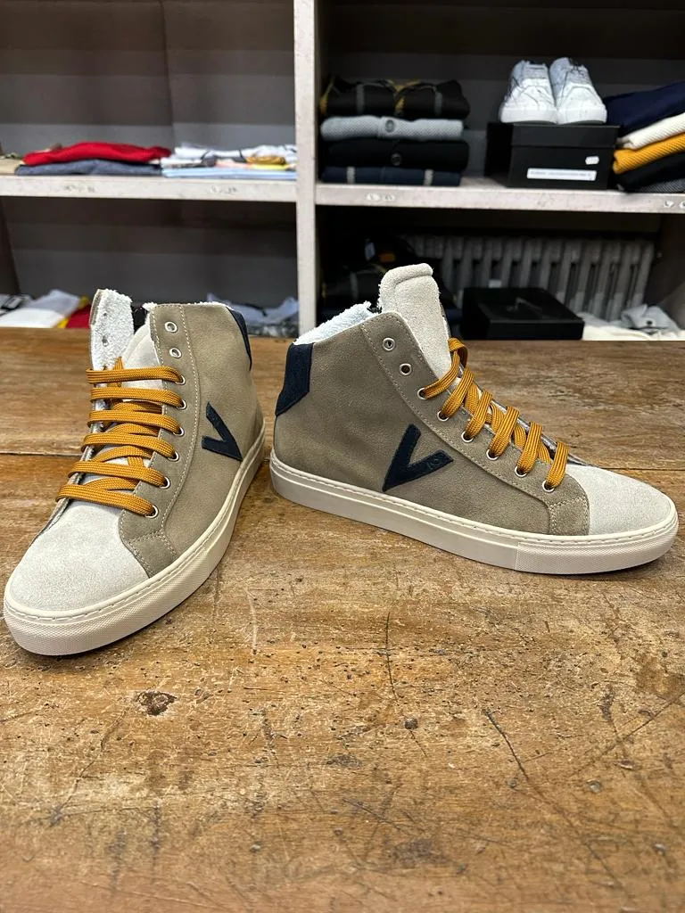 Sneakers V2 con suola molto alta, retro Blu, lacci color Senape, stemma “V” sul fianco su base Taupe