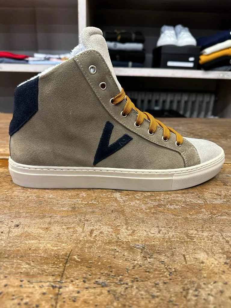 Sneakers V2 con suola molto alta, retro Blu, lacci color Senape, stemma “V” sul fianco su base Taupe