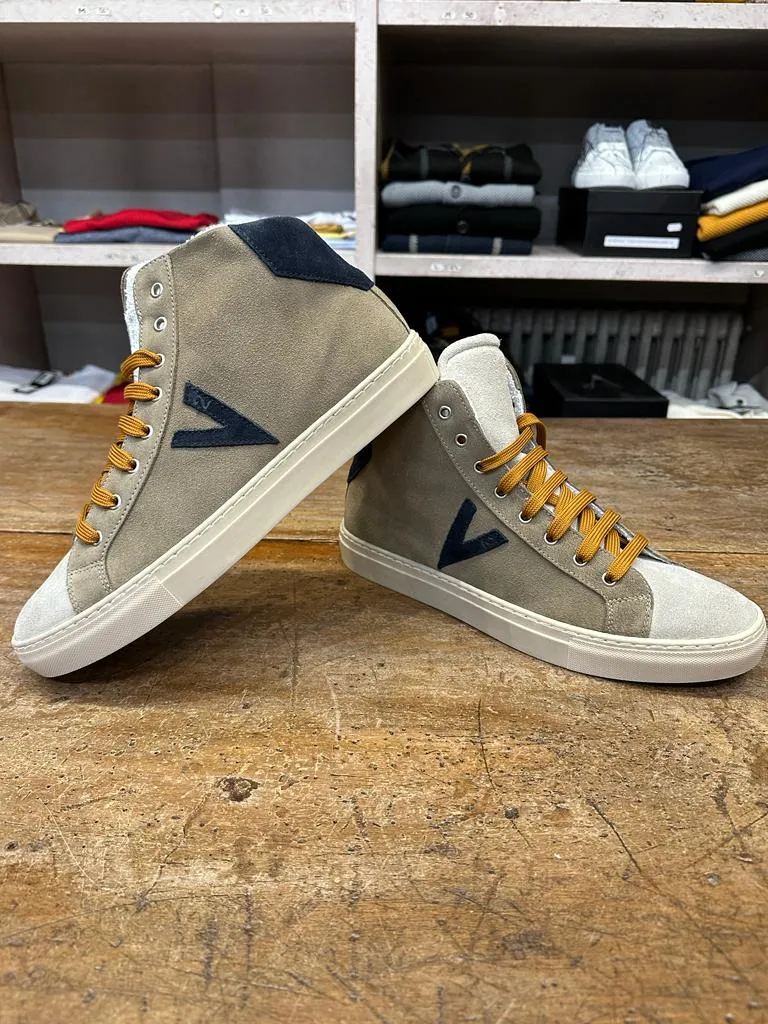 Sneakers V2 con suola molto alta, retro Blu, lacci color Senape, stemma “V” sul fianco su base Taupe
