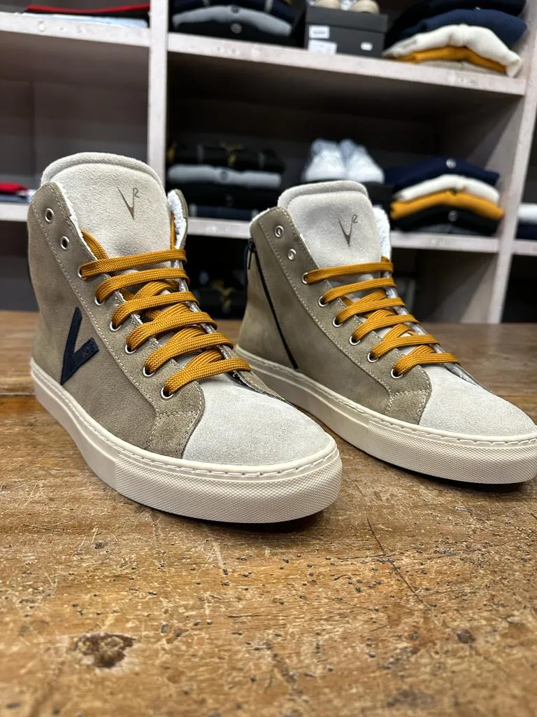 Sneakers V2 con suola molto alta, retro Blu, lacci color Senape, stemma “V” sul fianco su base Taupe