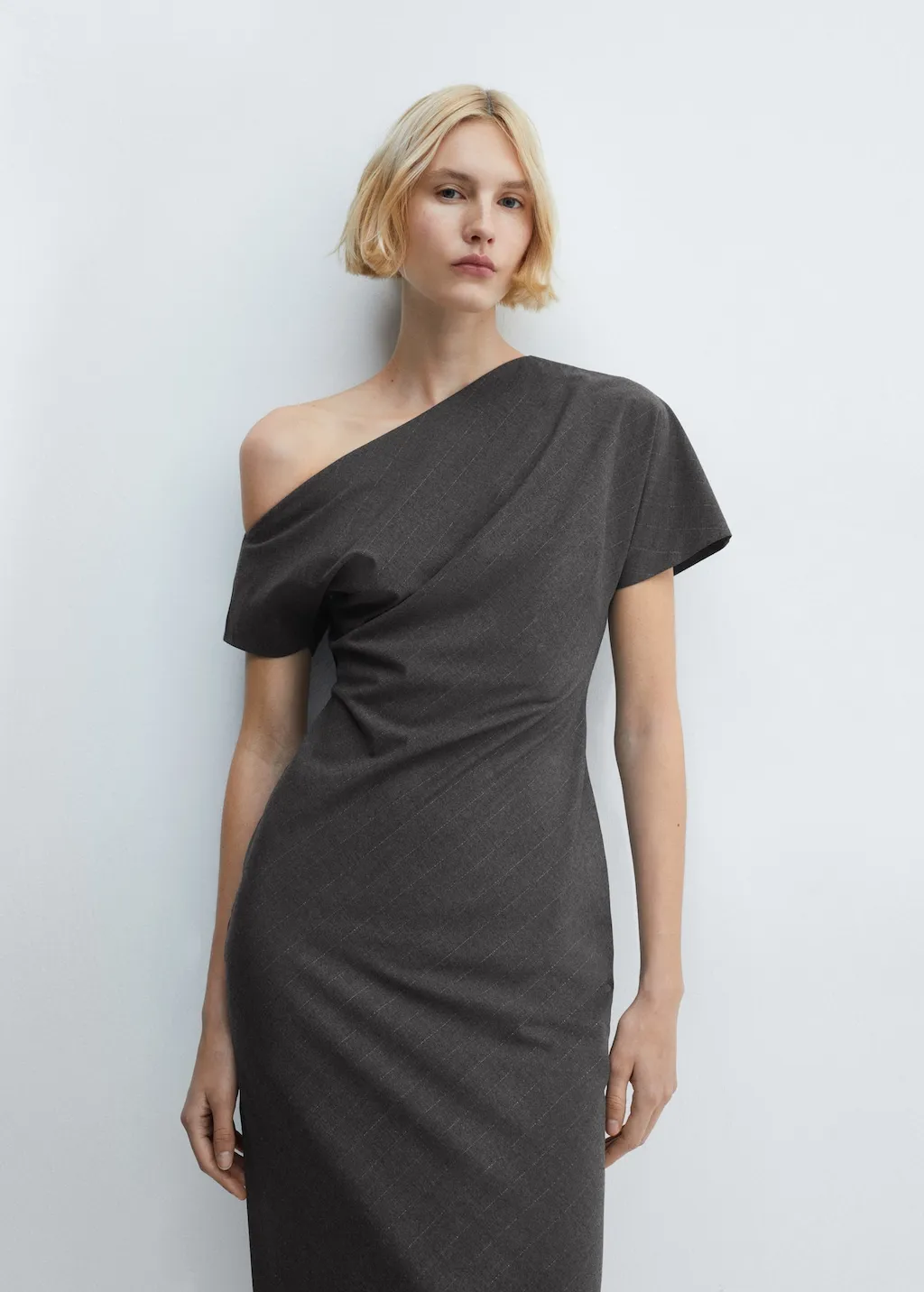 Vestito asimmetrico spacco laterale