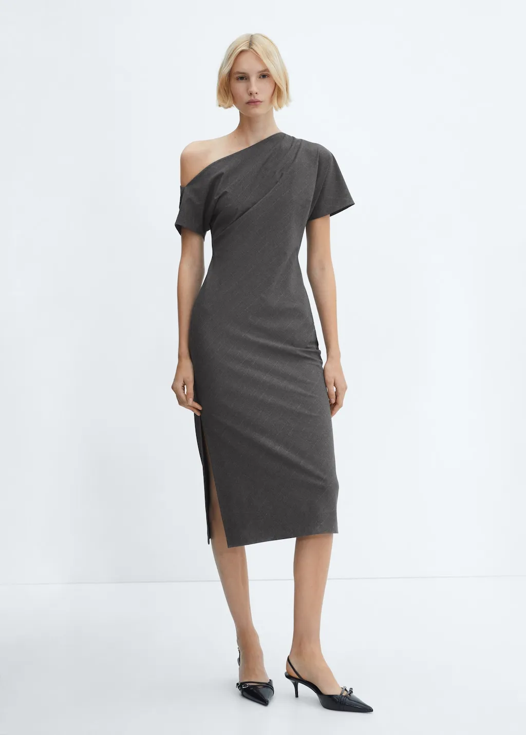 Vestito asimmetrico spacco laterale