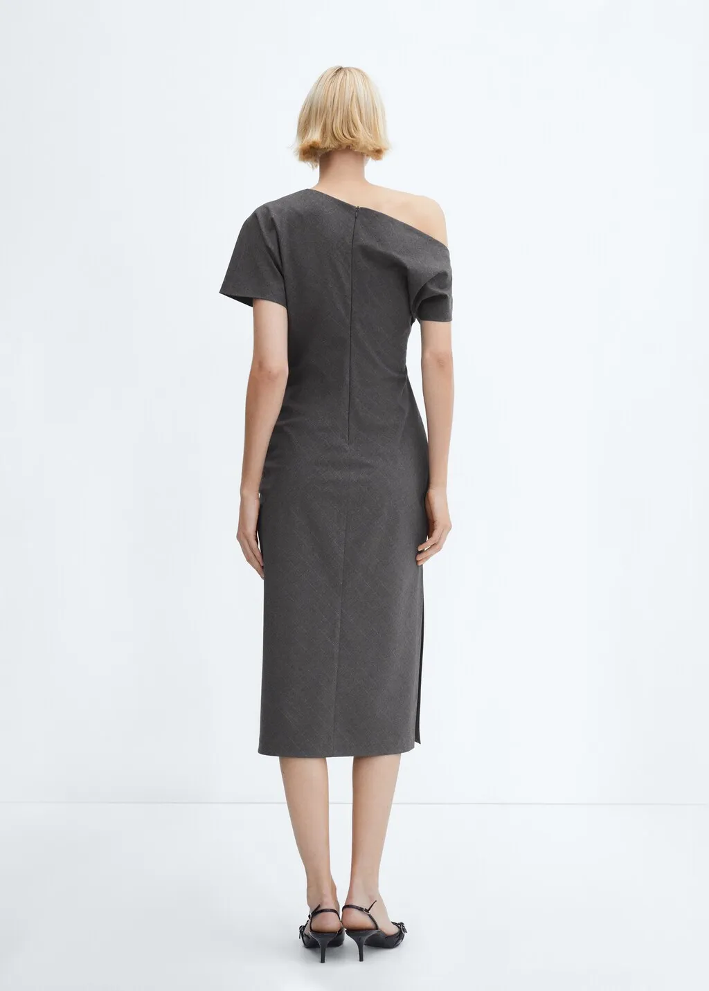 Vestito asimmetrico spacco laterale
