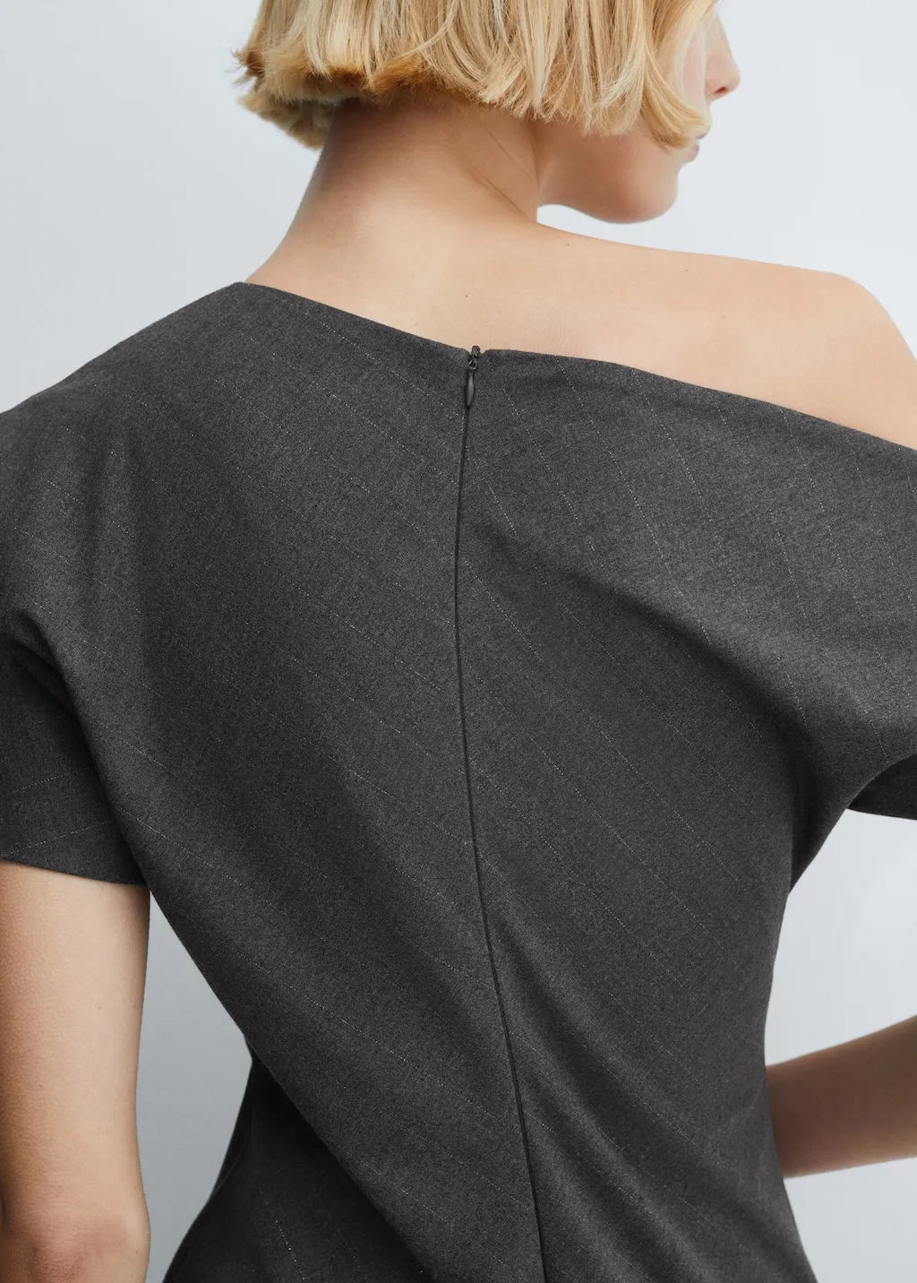 Vestito asimmetrico spacco laterale