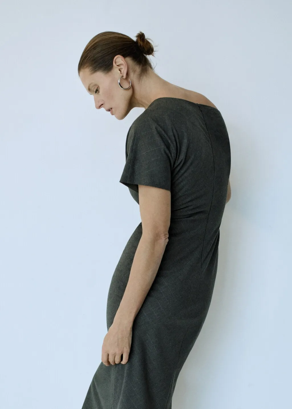 Vestito asimmetrico spacco laterale
