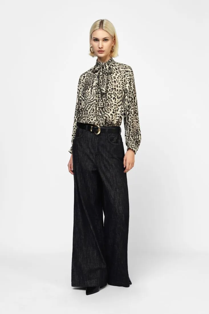  Wide-leg trousers with high waist    