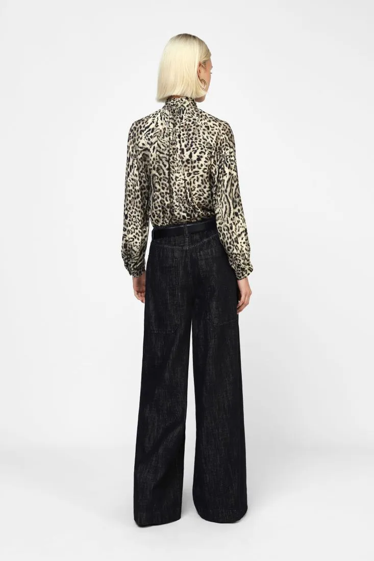  Wide-leg trousers with high waist    